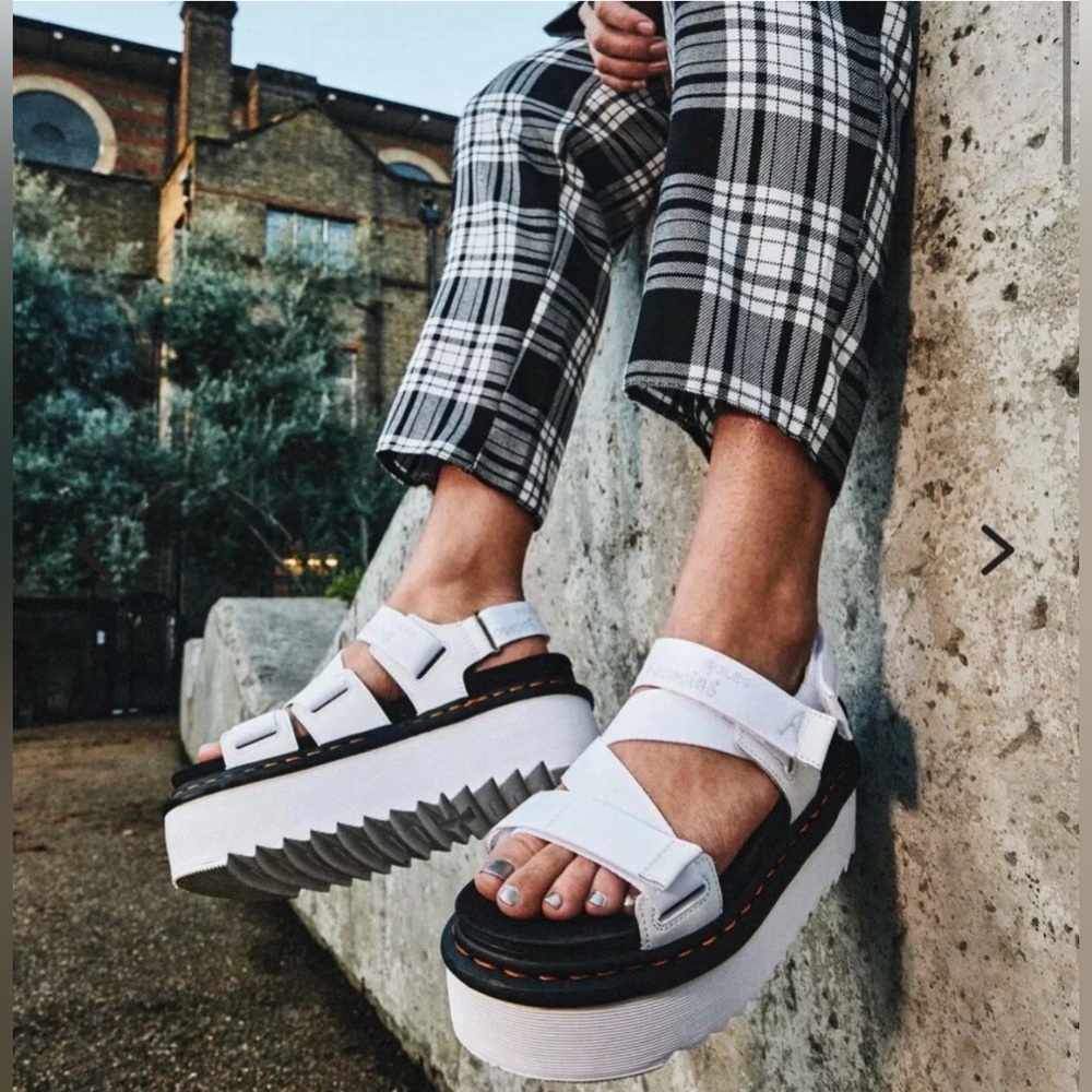DR. MARTENS SANDALS KIMBER LOGO WEB STRAP PLATFORM WHITE BLACK FOOTBED SZ 6 EUC